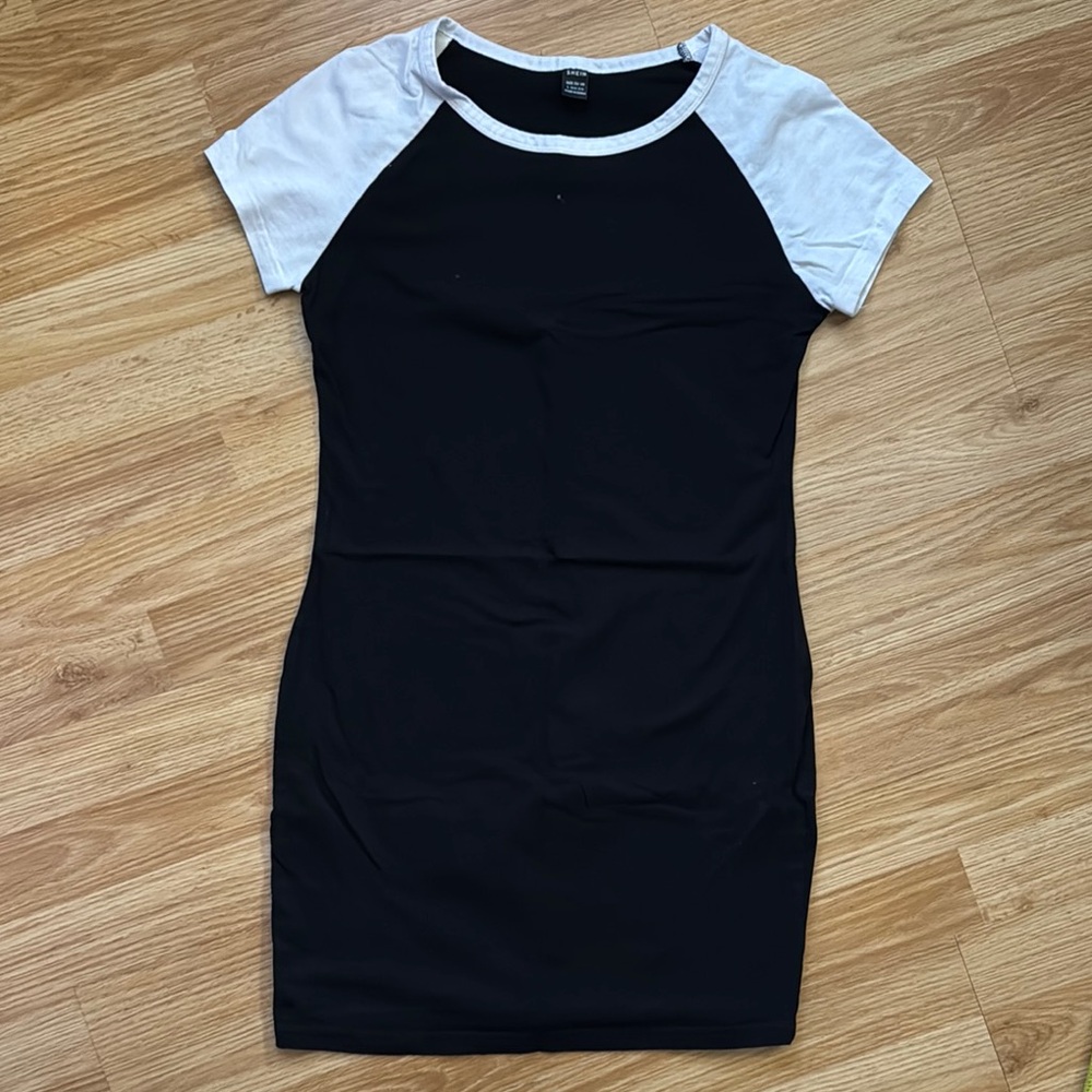 Black and White Raglan Sleeve T-shirt Dress - size M